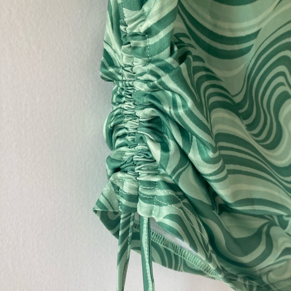 Wavy pattern green ruched side short sleeved tee - Picture 3 of 4